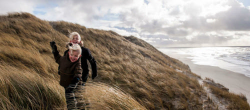 Børn i naturens legeplads i klitterne ved vestkysten